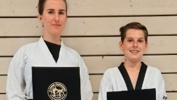 Unsere neuen Schwarzgurte: Elina und Maximilian
